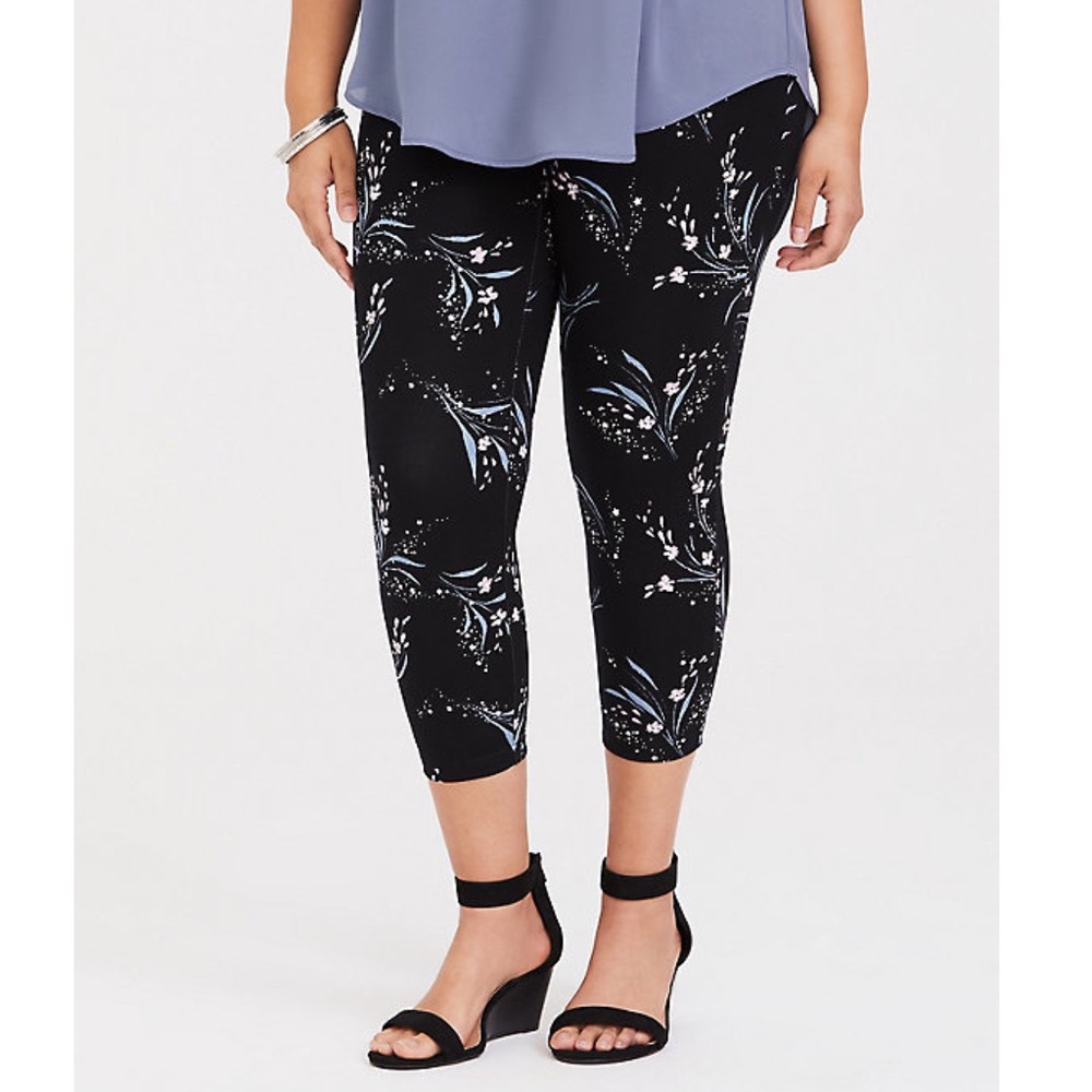 NEW TORRID STUDIO PONTE SLIM FIX CROP PIXIE PANTS